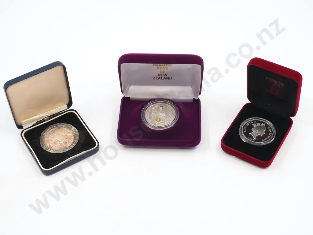 3 New Zealand Cased Silver Coins Image 1++