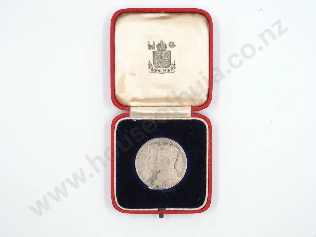 1910-1935 Royal Wedding Cased Silver Commemorative Medal Image 1++
