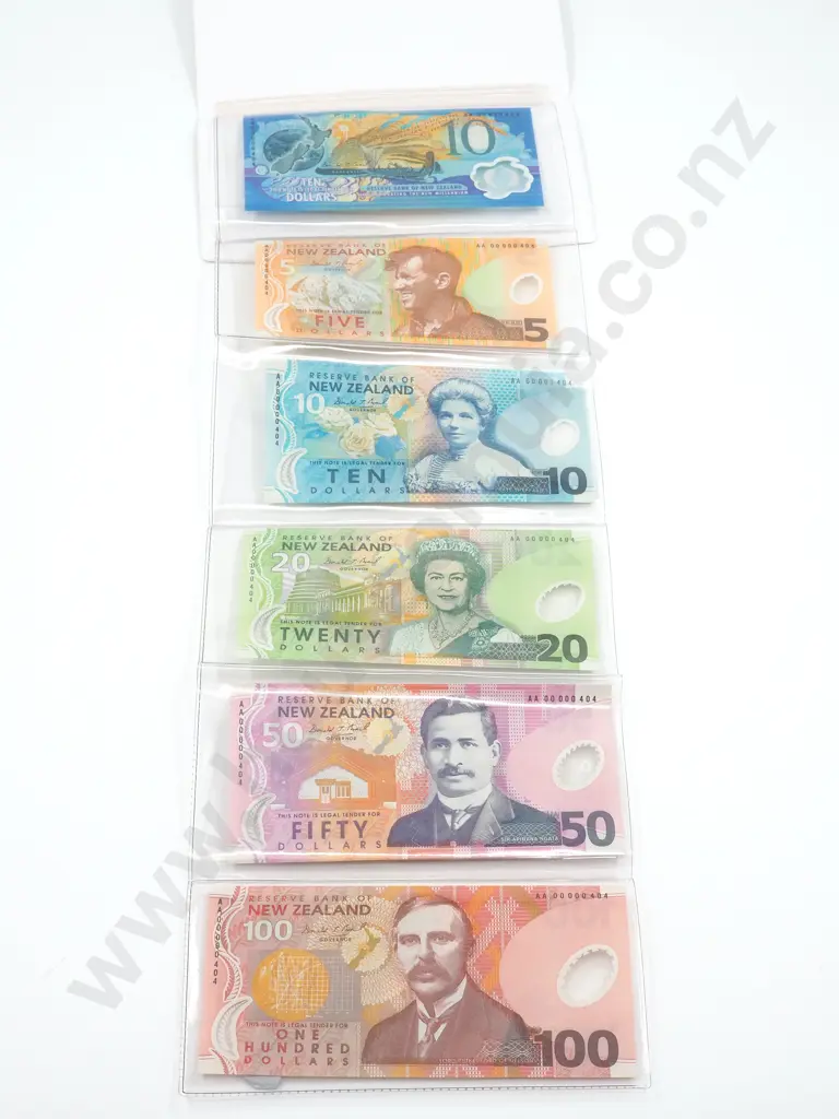 New Zealand 2000 Set of $5 - 100 Same Numbered Banknotes UNC In wallet of issue with cert, CV $850 NZD Image 1++