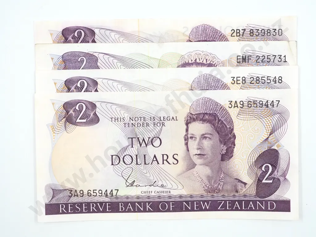 Four New Zealand Two Dollar Banknotes: Better Grades Image 1++