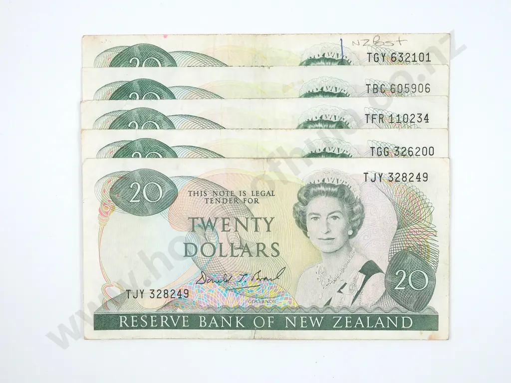 Five New Zealand Twenty Dollar Banknotes: Various Grades Image 1++