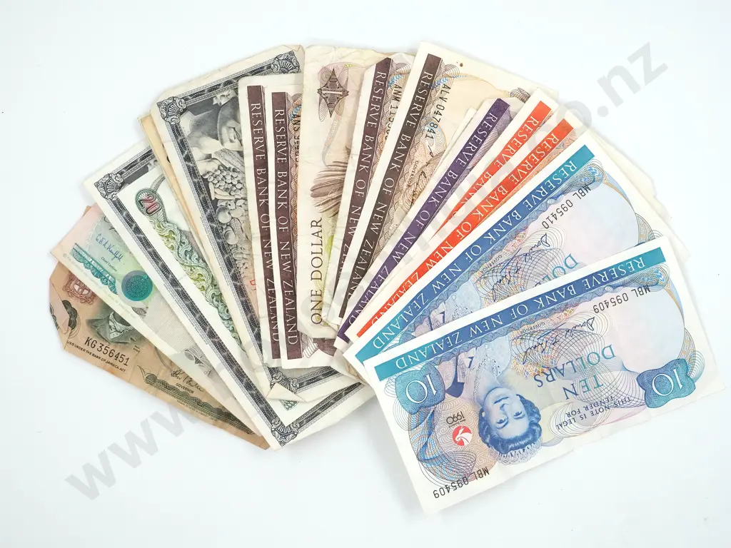 Collection of New Zealand Banknotes & World Banknotes Image 1++