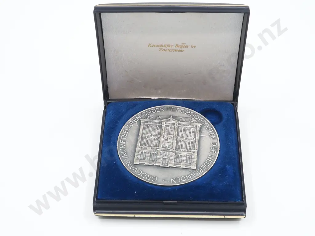 Cased Heavy Dutch Masonic Medal Image 1++