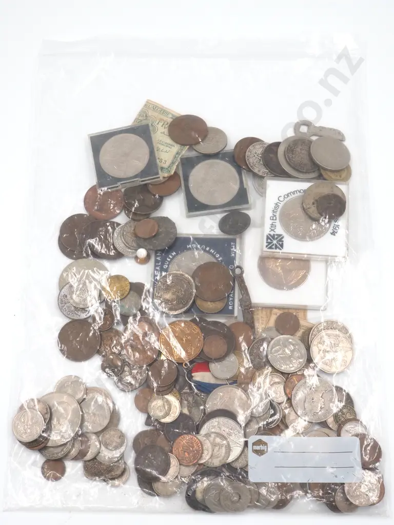 1.471 KGS of Assorted Coinage & Banknotes: Mainly New Zealand Image 1++
