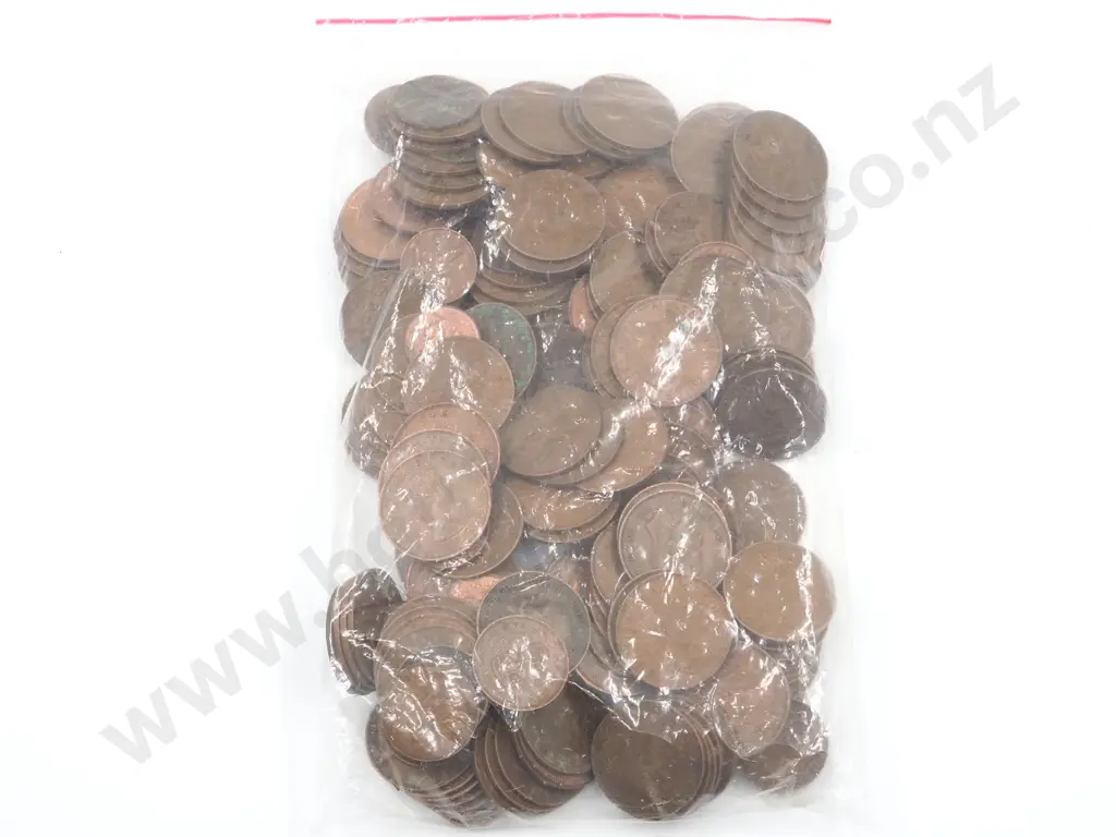 1.918 KGs of Assorted New Zealand Pennies & Halfpennies Image 1++