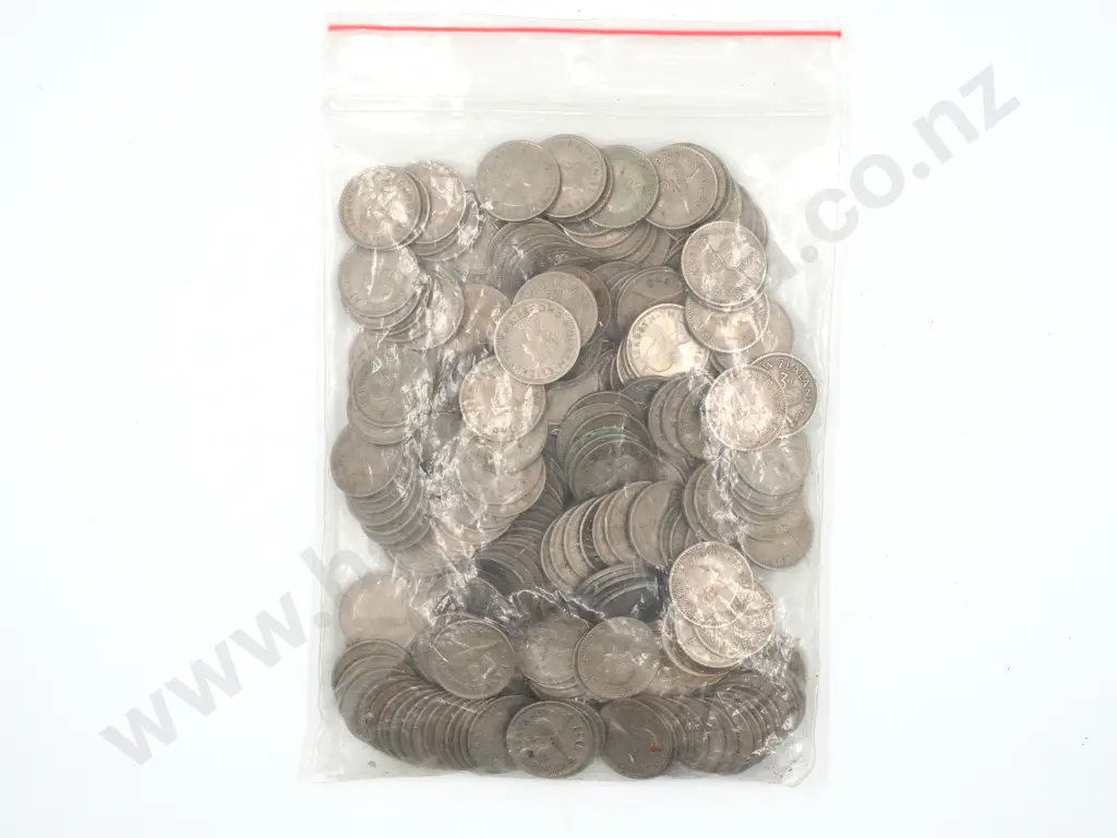 352 Grams of Assorted New Zealand Post 1947 Threepence Image 1++
