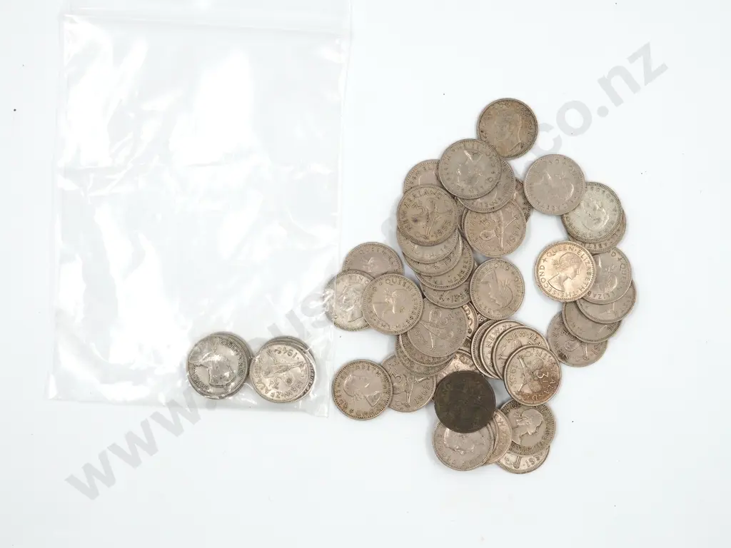 79 Grams of Assorted New Zealand Threepence (Some Silver) Image 1++