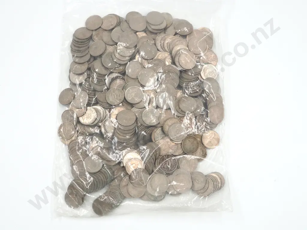 1.332 KGs of Assorted New Zealand 5 Cent & Threepence Coins Image 1++