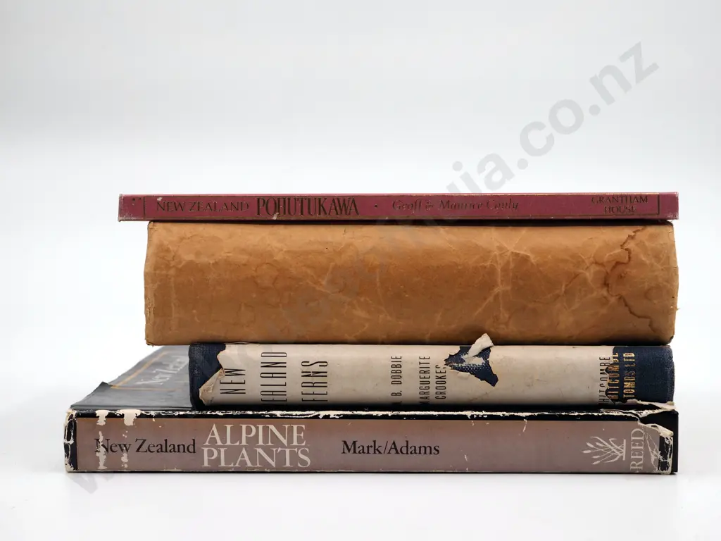 Lot of Four Books on New Zealand Plants  Image 1++