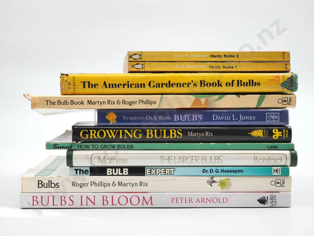Lot of 11 Books on Bulbs Image 1++