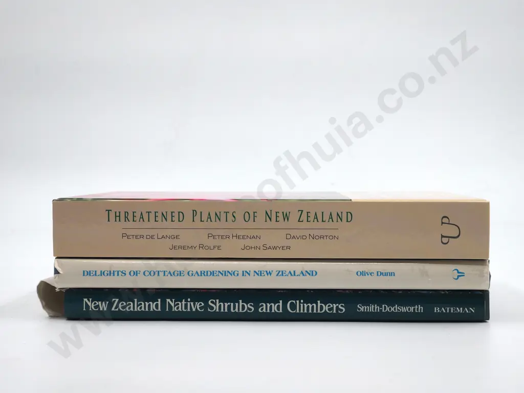 Lot of Three Books on New Zealand Gardening Image 1++