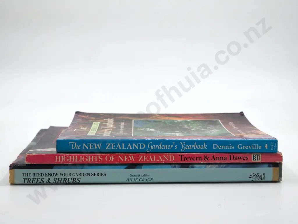 Lot of Three Books on New Zealand Plants Image 1++