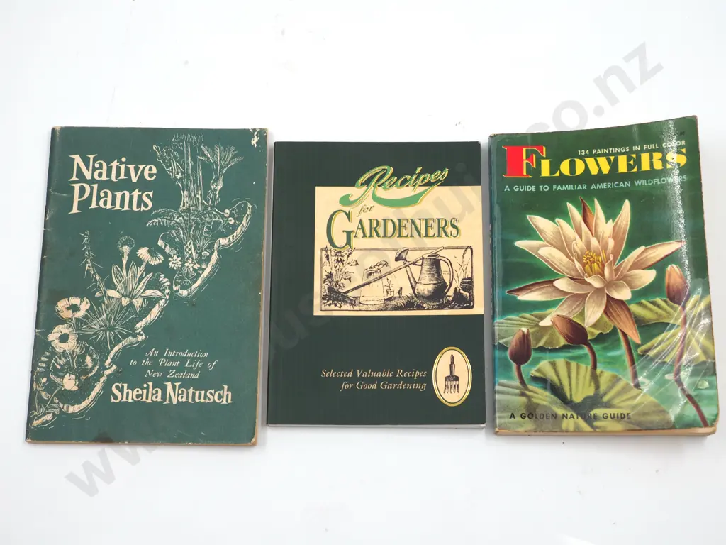 Lot of Three Plant Books, One Related to New Zealand Image 1++