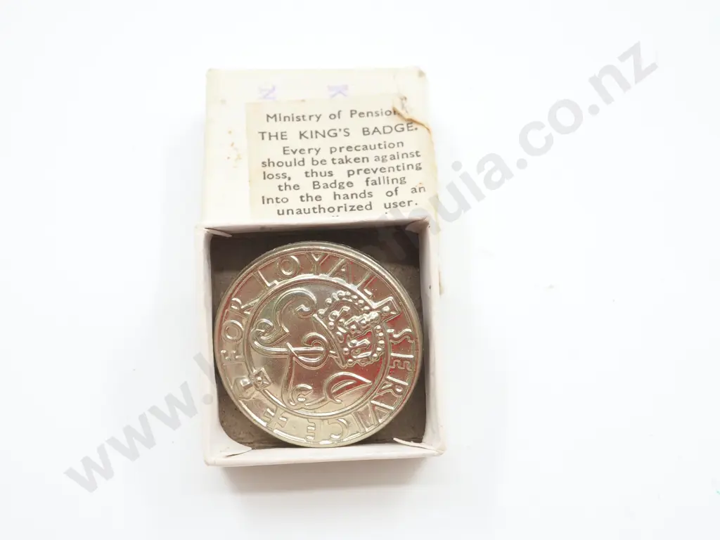 Boxed WWII Silver "Kings Badge" Image 1++