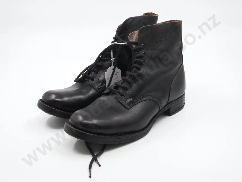 1980's New Zealand Army Issue Boots Image 1++