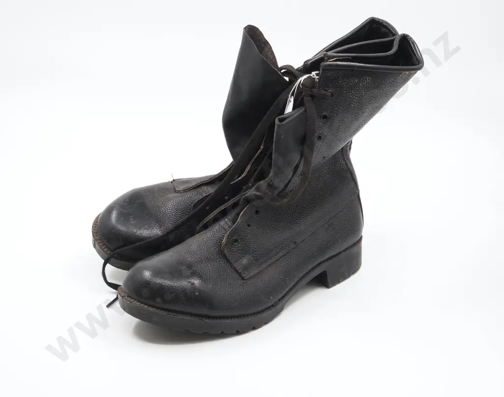 1980's New Zealand Army Issue Boots Unlaced but Laces Present Image 1++
