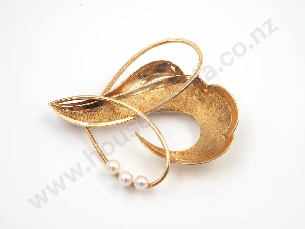 14ct Gold Beautifully Detailed Brooch w Pearl Accents Image 1++