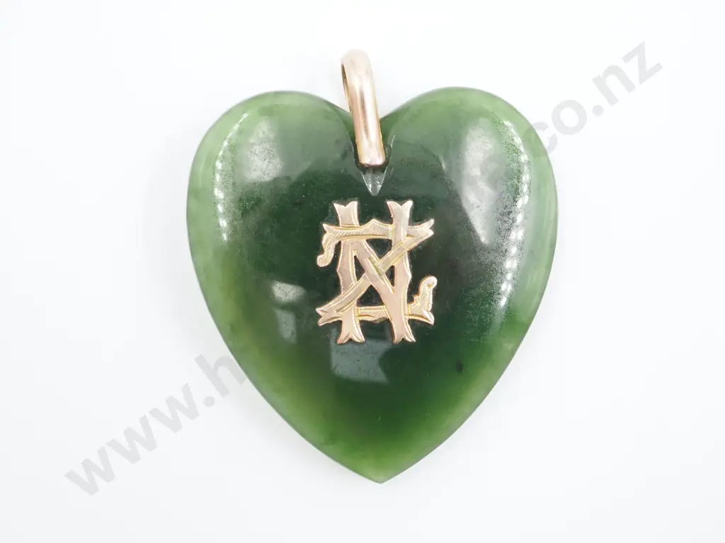 9ct Gold Antique NZ Greenstone Heart pendant Image 1++
