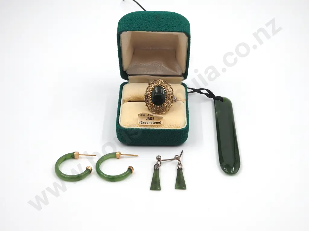 A Collection of Vintage New Zealand Greenstone Jewellery Image 1++