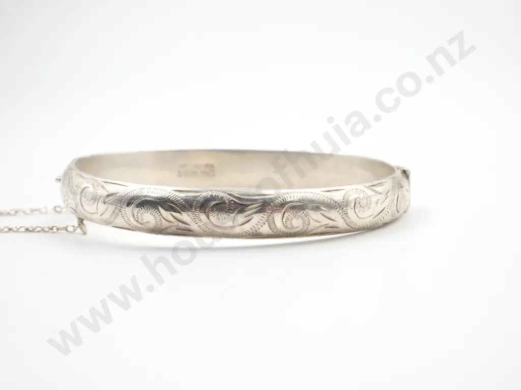 Childs Sterling Silver Hinged Bangle w Egnraving Image 1++