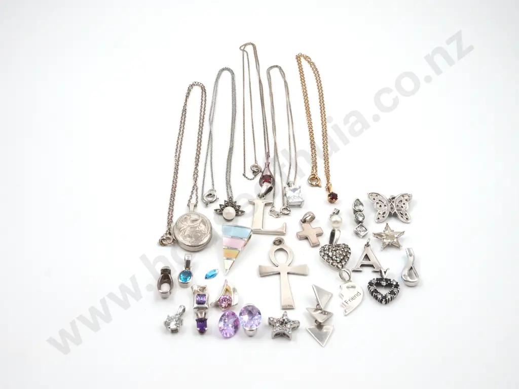 Large Assortment of Sterling Silver Pendants & Chains Image 1++