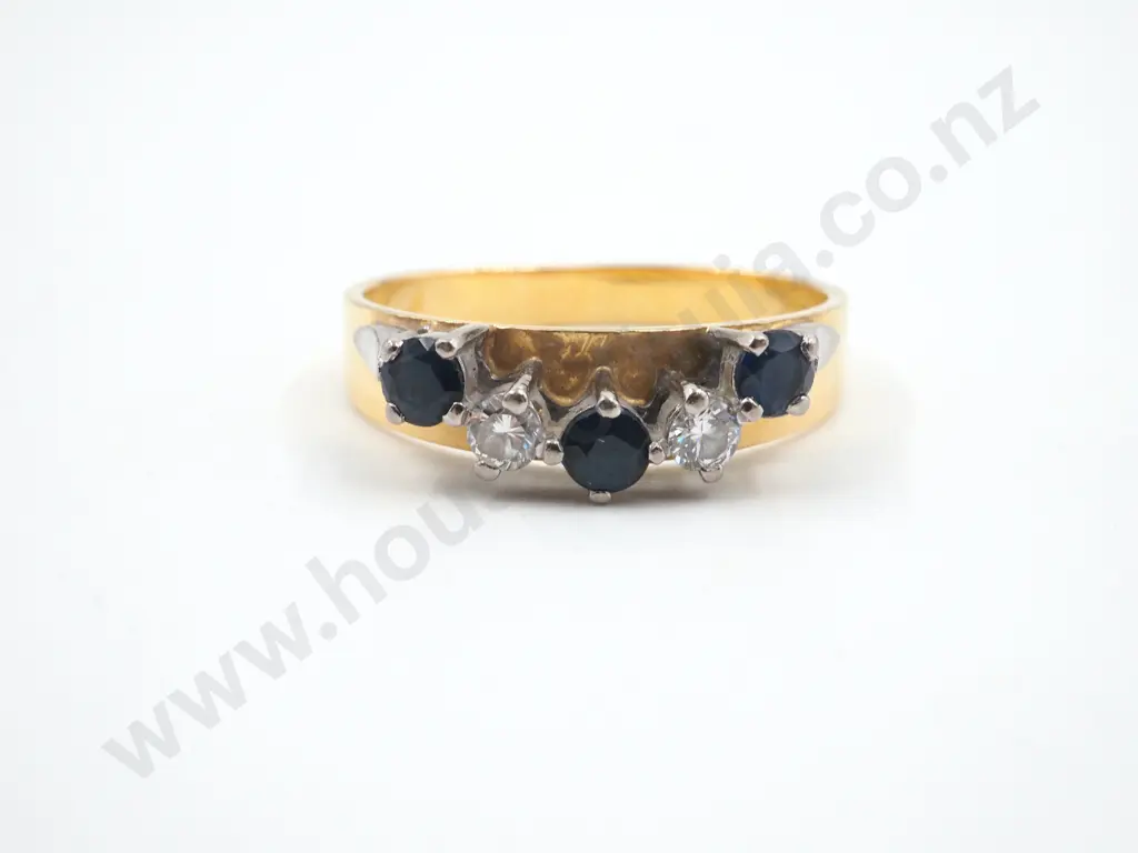 18ct Gold Diamond & Saphire Ring Image 1++