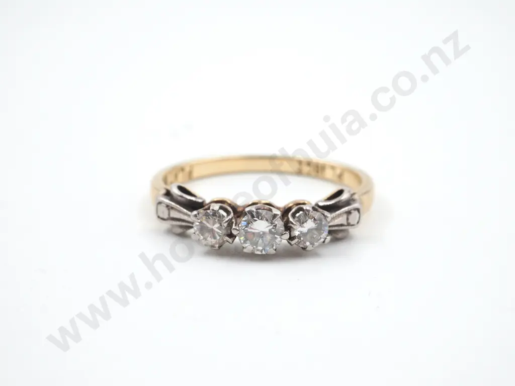 18ct Gold Three Diamond Ring Image 1++