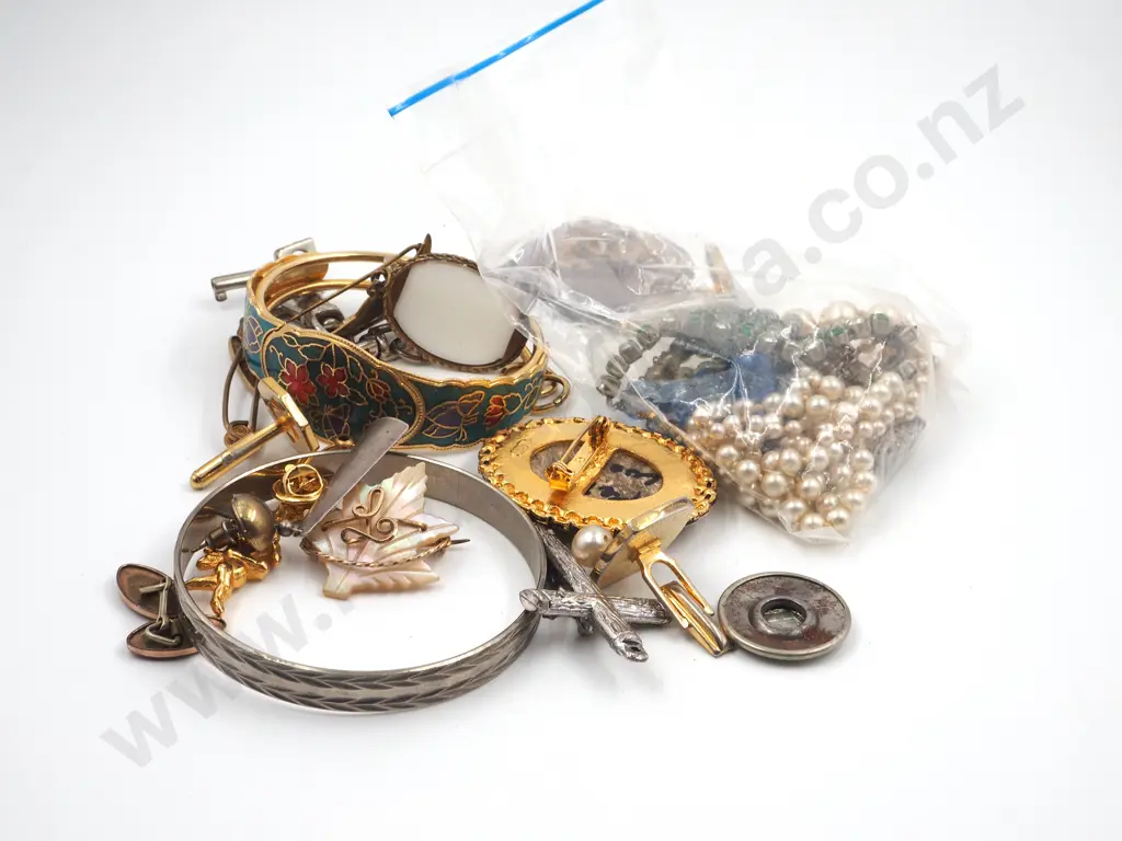 Assorted Lot of Costume Jewellery Image 1++