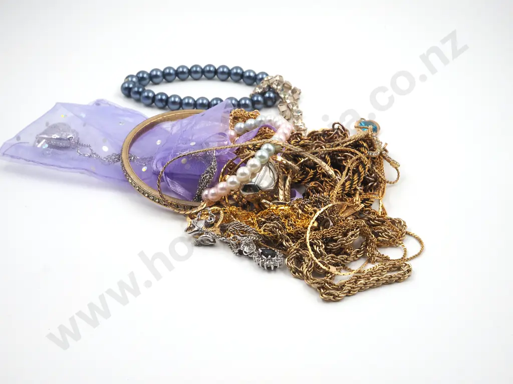 Assorted Lot of Costume Jewellery Image 1++