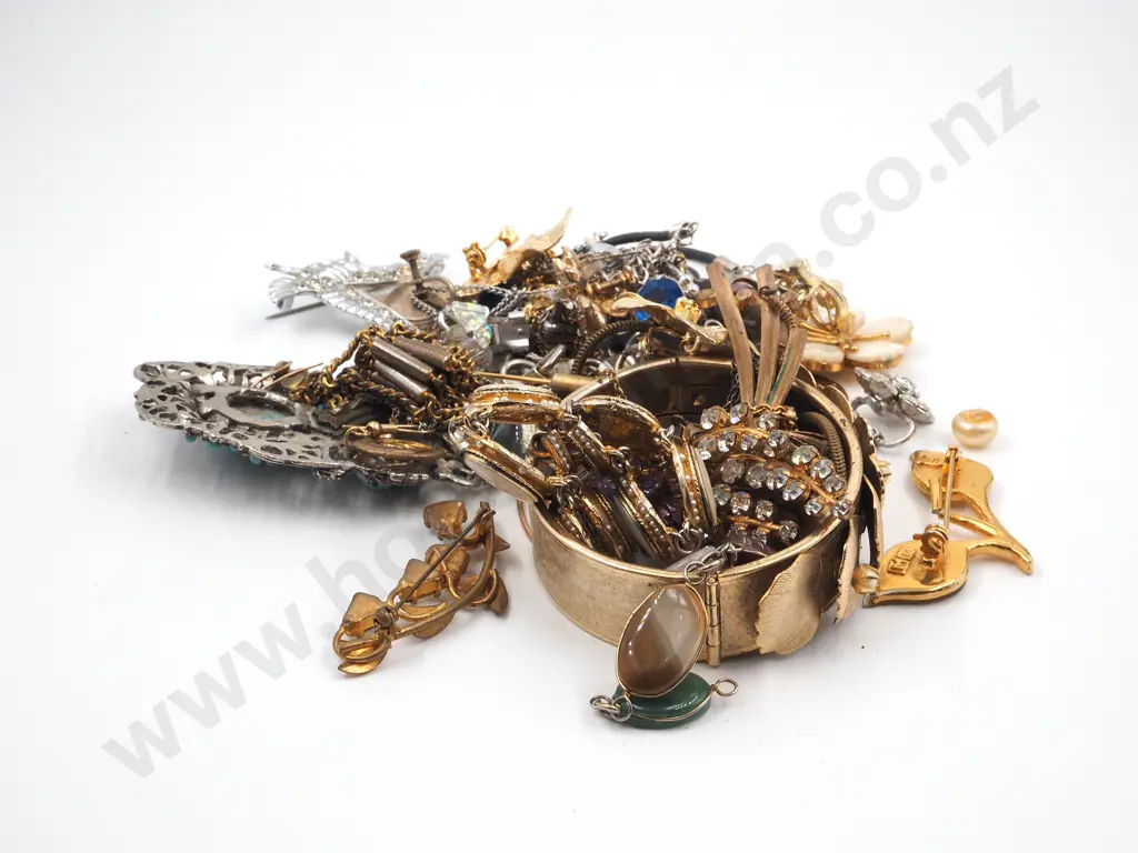 Assorted Lot of Costume Jewellery Image 1++