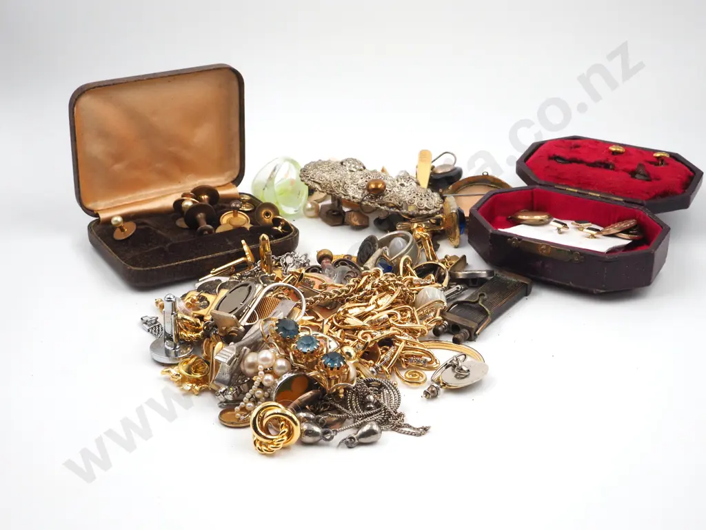 Assorted Lot of Costume Jewellery Image 1++