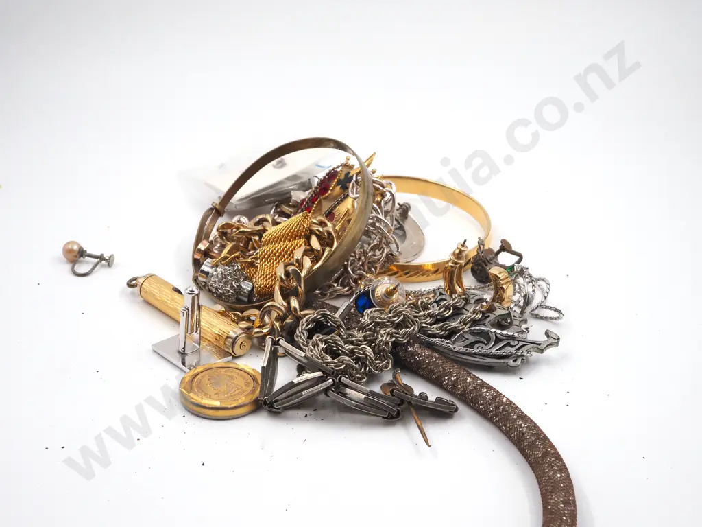 Assorted Lot of Costume Jewellery Image 1++