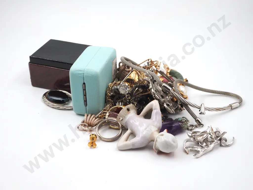 Assorted Lot of Costume Jewellery Image 1++
