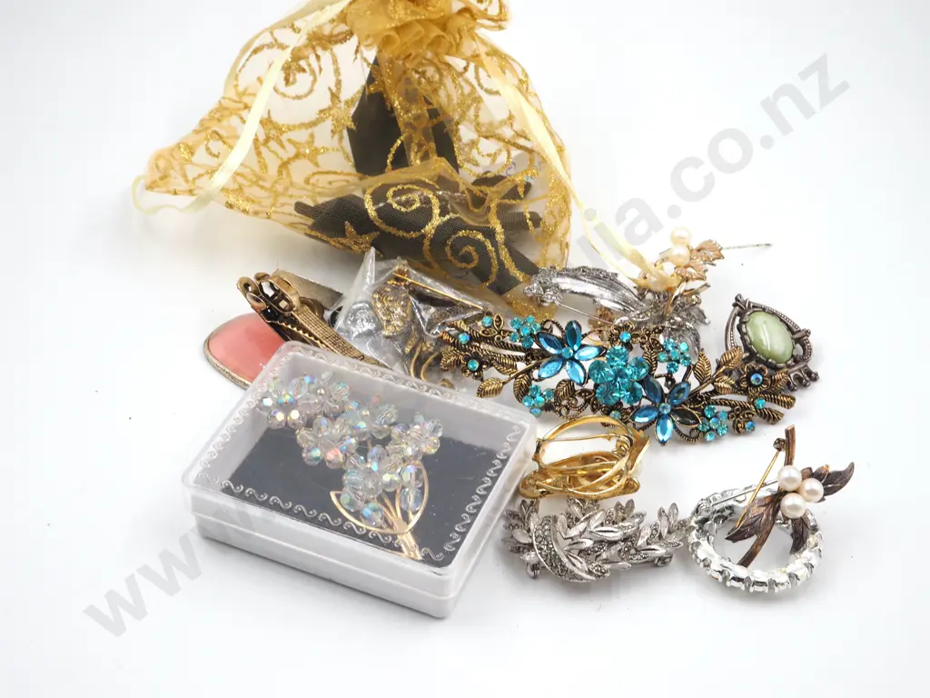 Assorted Lot of Costume Jewellery Image 1++