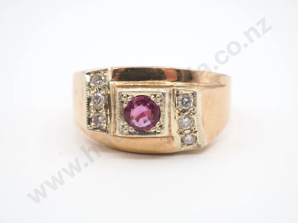 Modern 9ct Gold, Garnet & Diamond Ring, 5.6 grams Image 1++