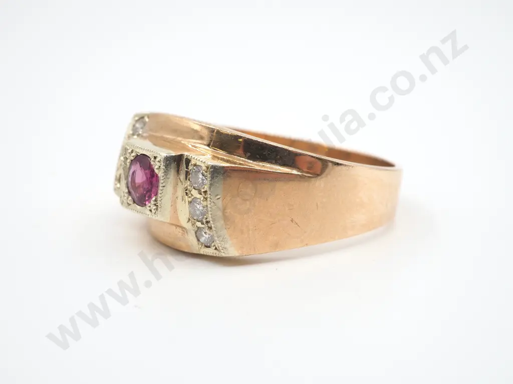 Modern 9ct Gold, Garnet & Diamond Ring, 5.6 grams Image 1++