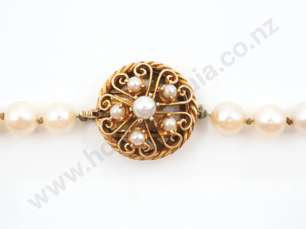 Vintage Cultured Pearl Choker w 14ct Gold Clasp Image 1++