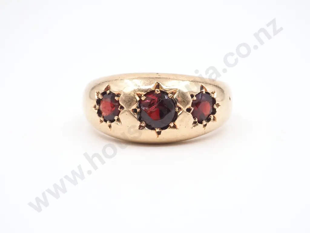 Substantial 9ct Gold Star Set Garnet Ring Image 1++