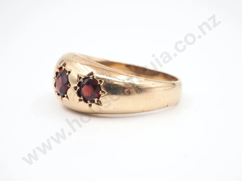 Substantial 9ct Gold Star Set Garnet Ring Image 1++