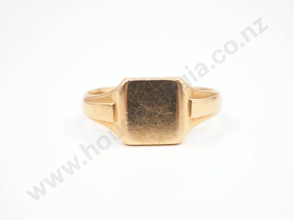 18ct Heavy Gold Signet Ring Image 1++