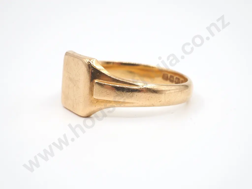 18ct Heavy Gold Signet Ring Image 1++