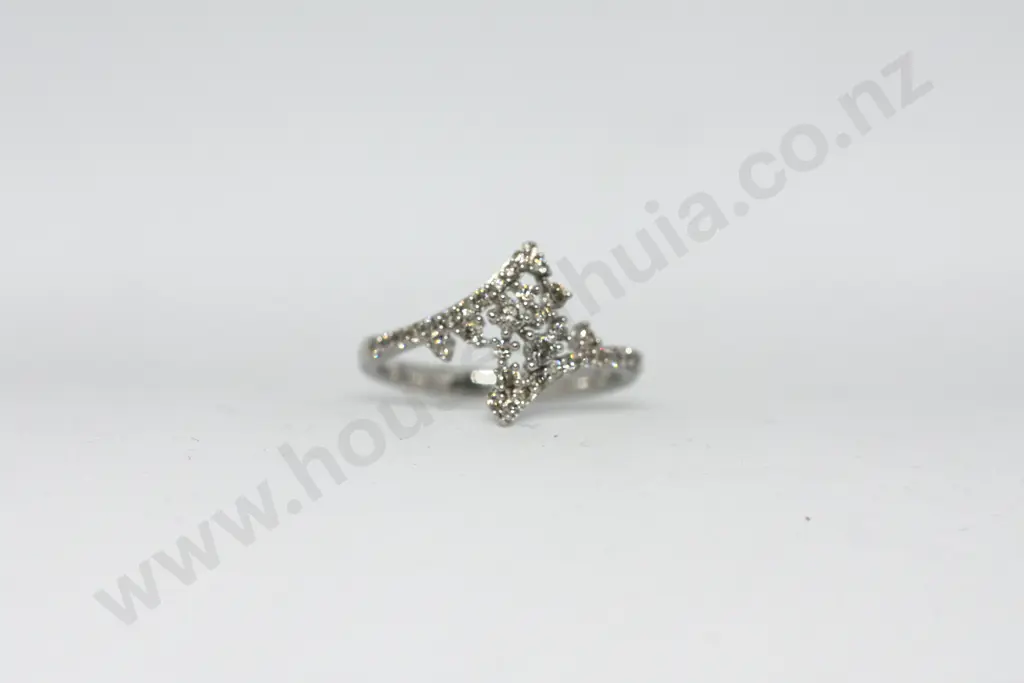 Sparkly 10ct Diamond Ring, Resembles Snowflake Image 1++