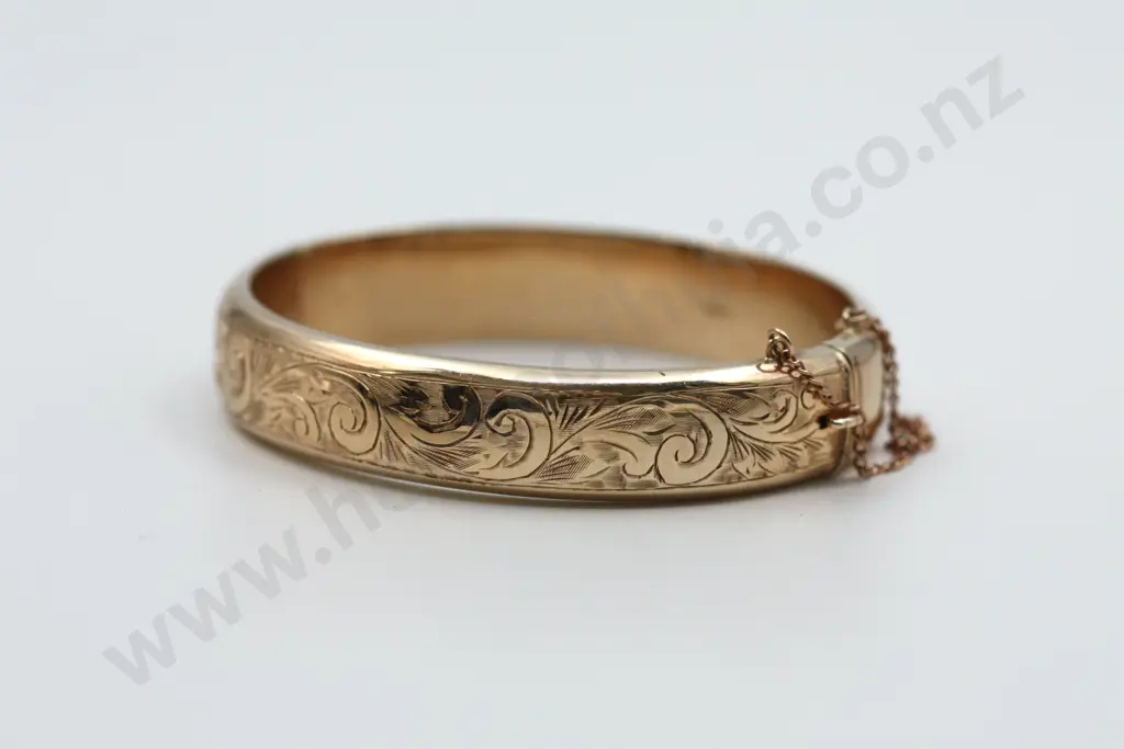 Detailed 9ct Gold Engraved Hinged Bangle w Valuation Image 1++