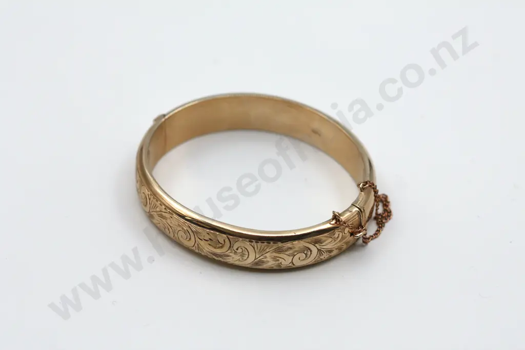 Detailed 9ct Gold Engraved Hinged Bangle w Valuation Image 1++