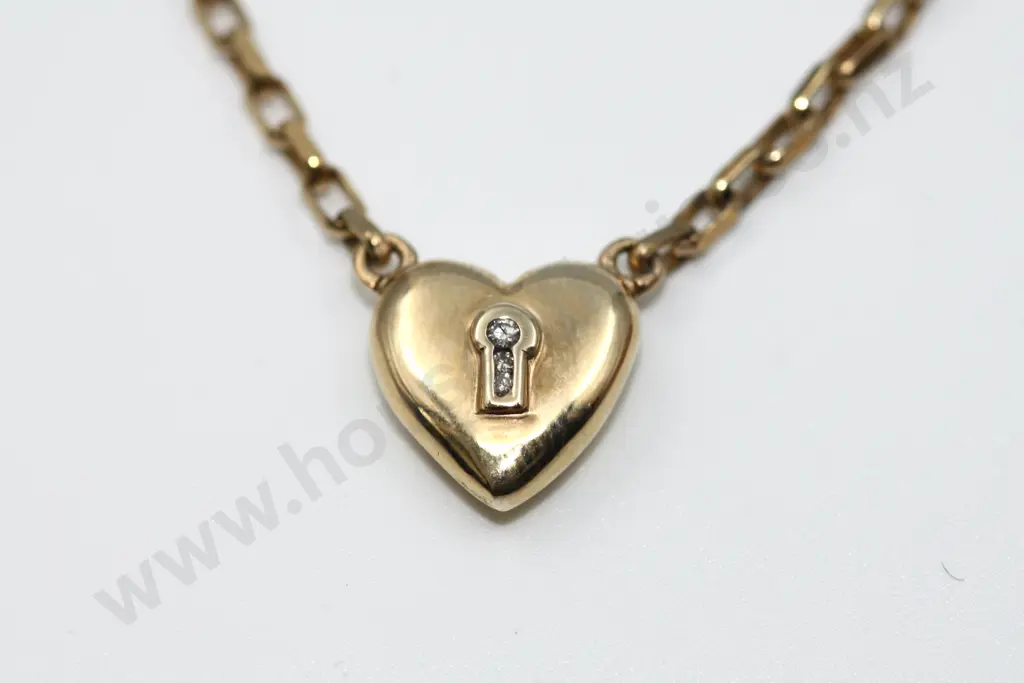 Styalised Heart Pendant in 9ct Gold on Chain Image 1++