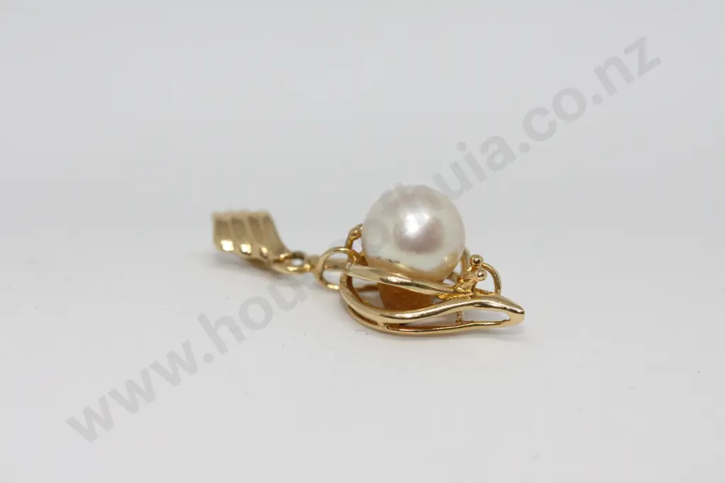 Pearl Necklace on 18ct Swirl Frame Image 1++