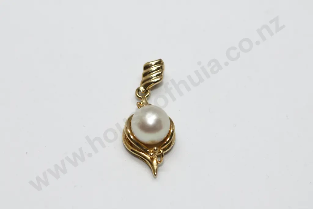 Pearl Necklace on 18ct Swirl Frame Image 1++