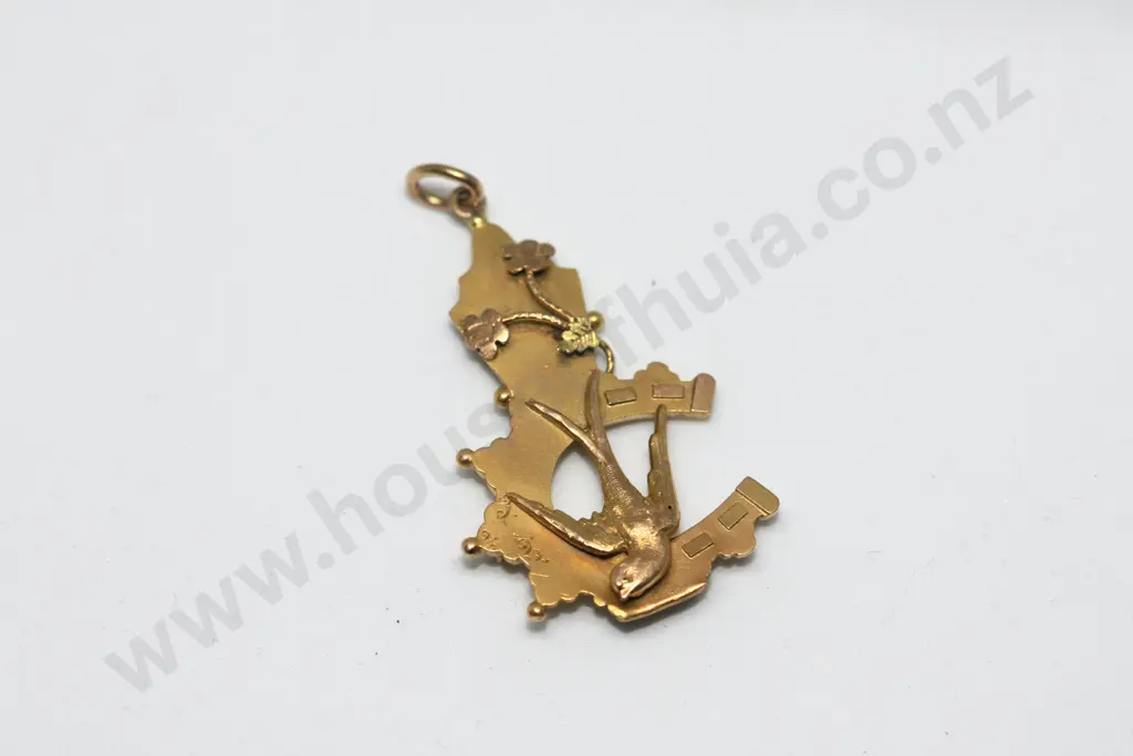 Antique Diving Bird Pendant in 15ct Gold Image 1++