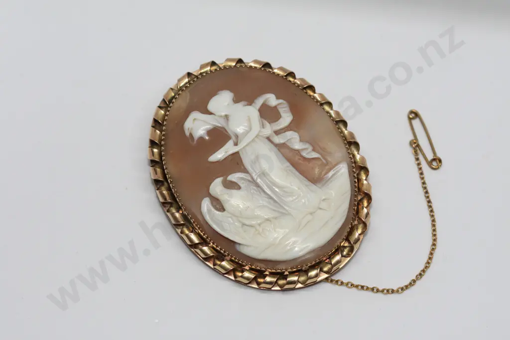 Antique Cameo of Woman with Eagle in 9ct Yellow Gold Image 1++