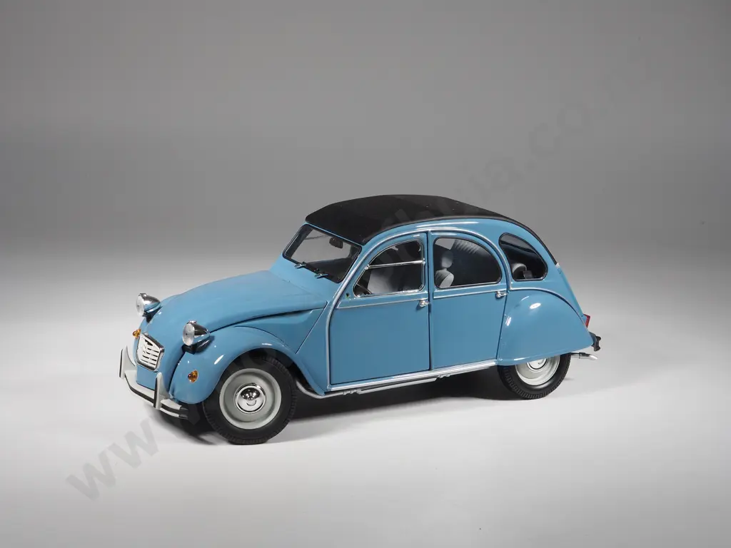Paul's Model Art Minichamps Model Car 1:18 Citroën 2CV Image 1++